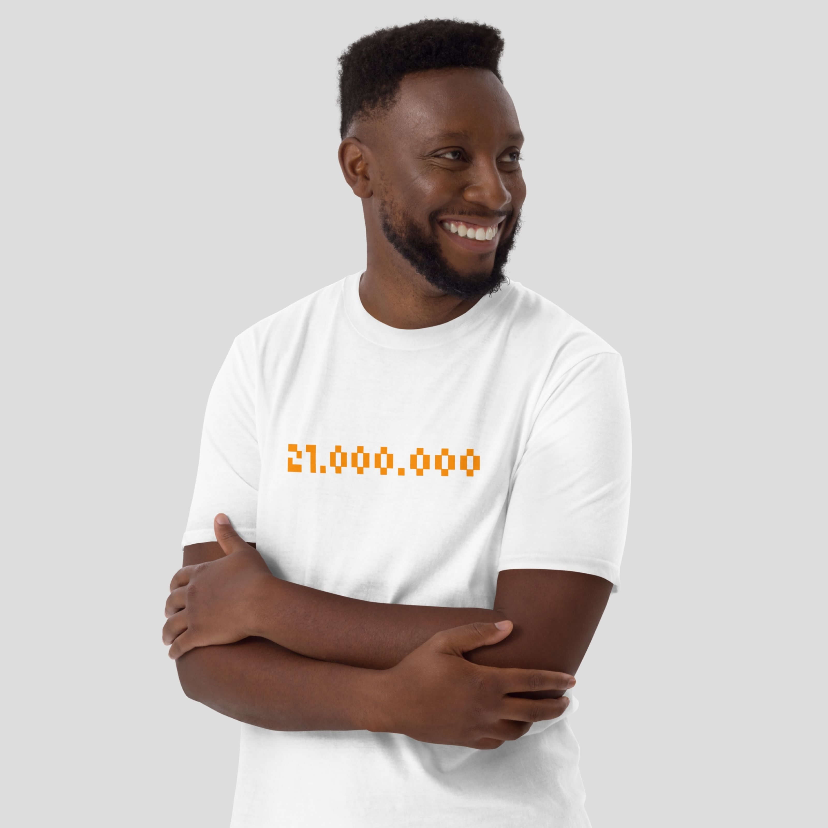 Man wearing a 21.000.000 bitcoin t-shirt showing fixed supply crypto statement