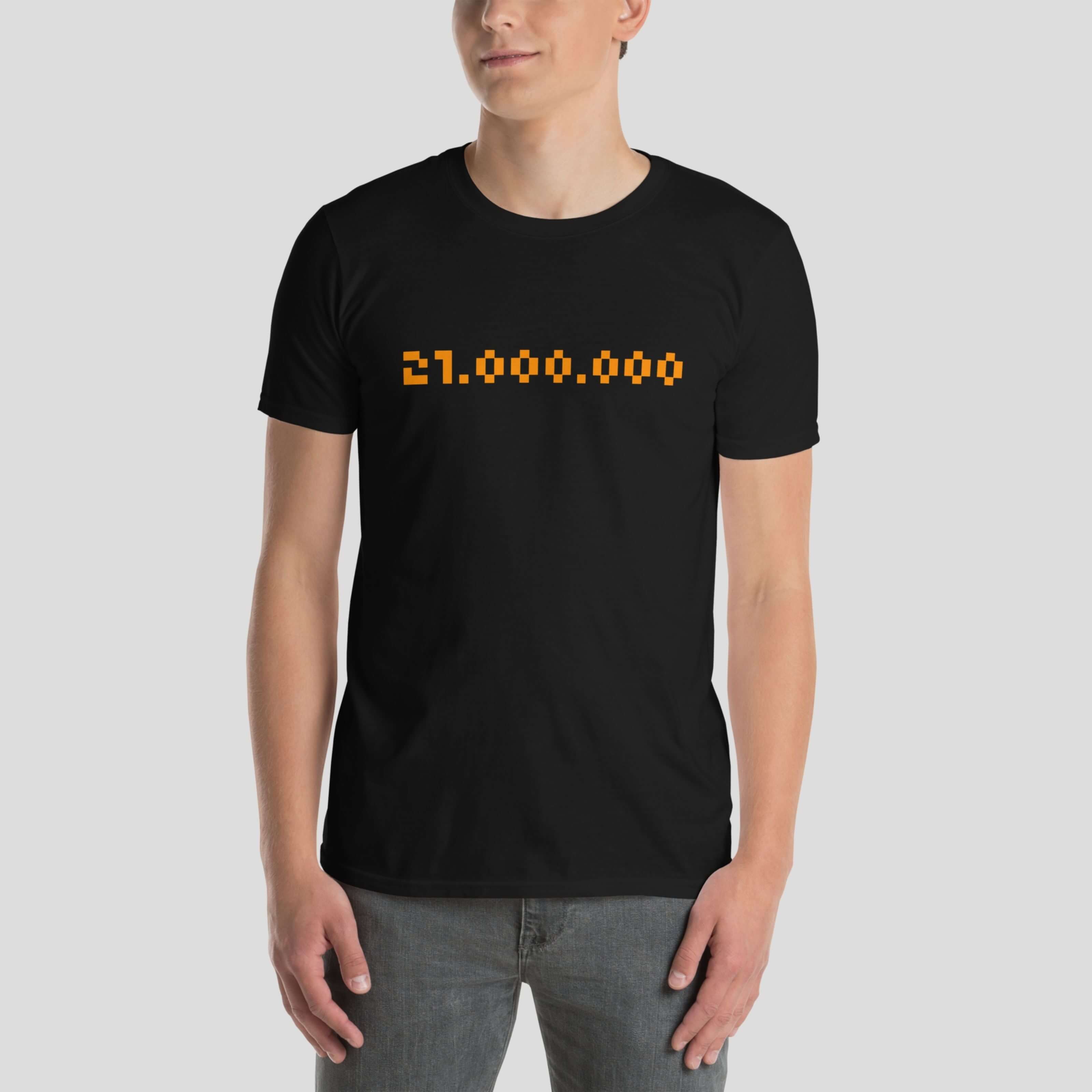 Model wearing 21.000.000 bitcoin fixed supply t-shirt